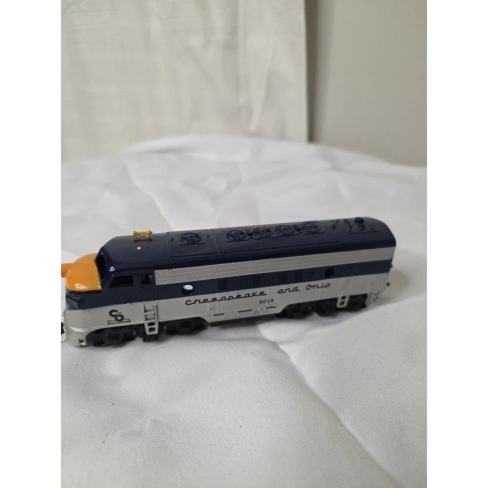 Chesapeake And Ohio F Unit Diesel Locomotive 8015 Model Train 2 Pieces